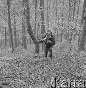 Lata 70., Pieskowa Skała, Ojcowski Park Narodowy, Polska.
Botanik w okolicach Pieskowej Skały fotografuje rośliny.
Fot. Irena Jarosińska, zbiory Ośrodka KARTA