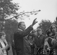 Lata 70., Pieskowa Skała, Ojcowski Park Narodowy, Polska.
Botanicy w okolicach Pieskowej Skały.
Fot. Irena Jarosińska, zbiory Ośrodka KARTA