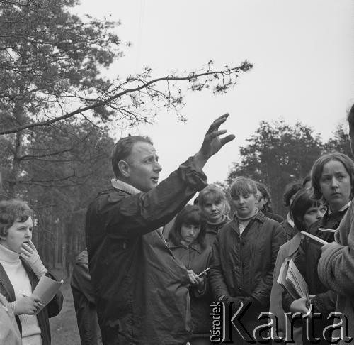 Lata 70., Pieskowa Skała, Ojcowski Park Narodowy, Polska.
Botanicy w okolicach Pieskowej Skały.
Fot. Irena Jarosińska, zbiory Ośrodka KARTA