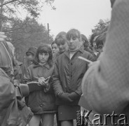 Lata 70., Pieskowa Skała, Ojcowski Park Narodowy, Polska.
Botanicy w okolicach Pieskowej Skały.
Fot. Irena Jarosińska, zbiory Ośrodka KARTA