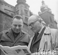 Lata 70., Kraków, Polska.
Woźny z nieznanym miężczyzną przy Wawelu.
Fot. Irena Jarosińska, zbiory Ośrodka KARTA