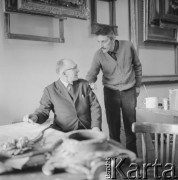 Lata 70., Kraków, Polska.
Woźny w pracowni konserwacji na Wawelu.
Fot. Irena Jarosińska, zbiory Ośrodka KARTA