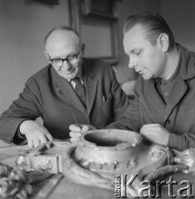 Lata 70., Kraków, Polska.
Woźny oprowadza uczniów po Wawelu.
Fot. Irena Jarosińska, zbiory Ośrodka KARTA