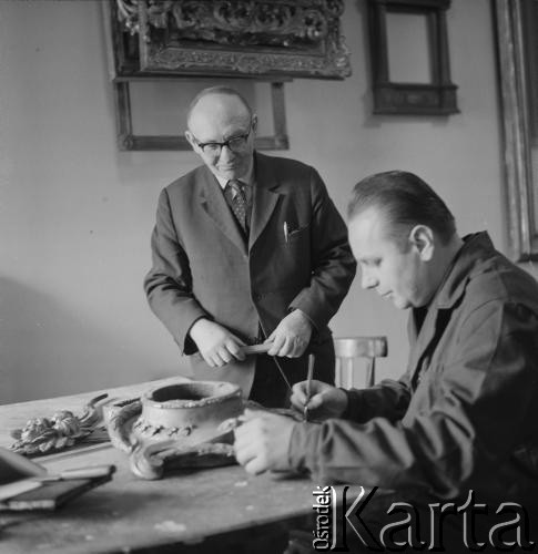 Lata 70., Kraków, Polska.
Woźny w pracowni konserwacji na Wawelu.
Fot. Irena Jarosińska, zbiory Ośrodka KARTA