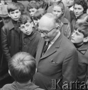 Lata 70., Kraków, Polska.
Woźny oprowadza uczniów po Wawelu.
Fot. Irena Jarosińska, zbiory Ośrodka KARTA