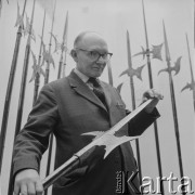 Lata 70., Kraków, Polska.
Woźny oprowadza uczniów po Wawelu.
Fot. Irena Jarosińska, zbiory Ośrodka KARTA