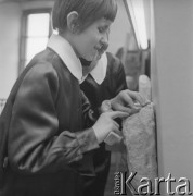 Lata 70., Kraków, Polska.
Niewidome dzieci w Muzeum Etonograficznym.
Fot. Irena Jarosińska, zbiory Ośrodka KARTA