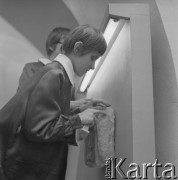 Lata 70., Kraków, Polska.
Niewidome dzieci w Muzeum Etonograficznym.
Fot. Irena Jarosińska, zbiory Ośrodka KARTA
