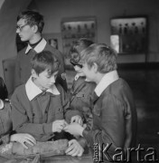 Lata 70., Kraków, Polska.
Niewidome dzieci w Muzeum Etonograficznym.
Fot. Irena Jarosińska, zbiory Ośrodka KARTA