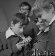Lata 70., Kraków, Polska.
Niewidome dzieci w Muzeum Etonograficznym.
Fot. Irena Jarosińska, zbiory Ośrodka KARTA