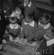 Lata 70., Kraków, Polska.
Niewidome dzieci w Muzeum Etonograficznym.
Fot. Irena Jarosińska, zbiory Ośrodka KARTA