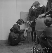 Lata 70., Kraków, Polska.
Niewidome dzieci w Muzeum Etonograficznym.
Fot. Irena Jarosińska, zbiory Ośrodka KARTA