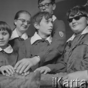 Lata 70., Kraków, Polska.
Niewidome dzieci w Muzeum Etonograficznym.
Fot. Irena Jarosińska, zbiory Ośrodka KARTA