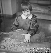 Lata 70., Kraków, Polska.
Niewidoma dziewczynka w Muzeum Etonograficznym.
Fot. Irena Jarosińska, zbiory Ośrodka KARTA