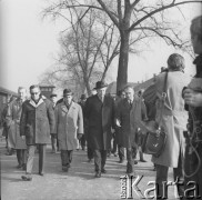 8.11.1970, Oświęcim, Polska.
Wizyta wicekanclerza i ministra spraw zagranicznych RFN Waltera Scheela (w środku, w kapeluszu i w ciemnym płaszczu) w byłym obozie koncentracyjnym. Towarzyszy mu m.in. więzień obozu, wieloletni dyrektor Muzeum w Oświęcimiu Kazimierz Smoleń (po prawej).
Fot. Irena Jarosińska, zbiory Ośrodka KARTA