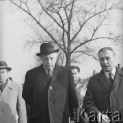 8.11.1970, Oświęcim, Polska.
Wizyta wicekanclerza i ministra spraw zagranicznych RFN Waltera Scheela (w środku, w kapeluszu i w ciemnym płaszczu) w byłym obozie koncentracyjnym. Towarzyszy mu m.in. więzień obozu, wieloletni dyrektor Muzeum w Oświęcimiu Kazimierz Smoleń (po prawej).
Fot. Irena Jarosińska, zbiory Ośrodka KARTA