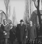 8.11.1970, Oświęcim, Polska.
Wizyta wicekanclerza i ministra spraw zagranicznych RFN Waltera Scheela (w środku, w kapeluszu i w ciemnym płaszczu) w byłym obozie koncentracyjnym. Towarzyszy mu m.in. więzień obozu, wieloletni dyrektor Muzeum w Oświęcimiu Kazimierz Smoleń (po prawej).
Fot. Irena Jarosińska, zbiory Ośrodka KARTA