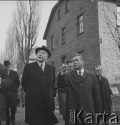 8.11.1970, Oświęcim, Polska.
Wizyta wicekanclerza i ministra spraw zagranicznych RFN Waltera Scheela (w środku, w kapeluszu i w ciemnym płaszczu) w byłym obozie koncentracyjnym. Towarzyszy mu m.in. więzień obozu, wieloletni dyrektor Muzeum w Oświęcimiu Kazimierz Smoleń (po prawej).
Fot. Irena Jarosińska, zbiory Ośrodka KARTA