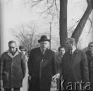 8.11.1970, Oświęcim, Polska.
Wizyta wicekanclerza i ministra spraw zagranicznych RFN Waltera Scheela (w środku, w kapeluszu i w ciemnym płaszczu) w byłym obozie koncentracyjnym. Towarzyszy mu m.in. więzień obozu, wieloletni dyrektor Muzeum w Oświęcimiu Kazimierz Smoleń (po prawej).
Fot. Irena Jarosińska, zbiory Ośrodka KARTA