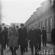 8.11.1970, Oświęcim, Polska.
Wizyta wicekanclerza i ministra spraw zagranicznych RFN Waltera Scheela (w kapeluszu i w ciemnym płaszczu) w byłym obozie koncentracyjnym. Towarzyszy mu m.in. więzień obozu, wieloletni dyrektor Muzeum w Oświęcimiu Kazimierz Smoleń (po prawej).
Fot. Irena Jarosińska, zbiory Ośrodka KARTA