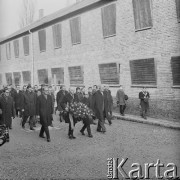 8.11.1970, Oświęcim, Polska.
Wizyta wicekanclerza i ministra spraw zagranicznych RFN Waltera Scheela (niesie wieniec) w byłym obozie koncentracyjnym. 
Fot. Irena Jarosińska, zbiory Ośrodka KARTA