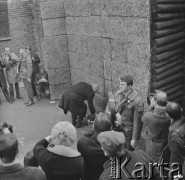 8.11.1970, Oświęcim, Polska.
Wizyta wicekanclerza i ministra spraw zagranicznych RFN Waltera Scheela w byłym obozie koncentracyjnym. Składa kwiaty przed ścianą śmierci. 
Fot. Irena Jarosińska, zbiory Ośrodka KARTA