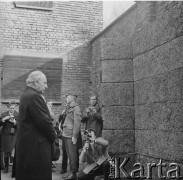 8.11.1970, Oświęcim, Polska.
Wizyta wicekanclerza i ministra spraw zagranicznych RFN Waltera Scheela w byłym obozie koncentracyjnym. Składa kwiaty przed ścianą śmierci. 
Fot. Irena Jarosińska, zbiory Ośrodka KARTA