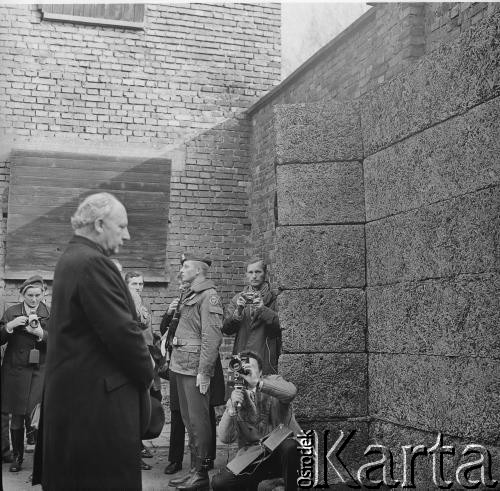 8.11.1970, Oświęcim, Polska.
Wizyta wicekanclerza i ministra spraw zagranicznych RFN Waltera Scheela w byłym obozie koncentracyjnym. Składa kwiaty przed ścianą śmierci. 
Fot. Irena Jarosińska, zbiory Ośrodka KARTA