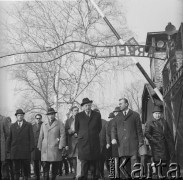 8.11.1970, Oświęcim, Polska.
Wizyta wicekanclerza i ministra spraw zagranicznych RFN Waltera Scheela (w środku, w kapeluszu i w ciemnym płaszczu) w byłym obozie koncentracyjnym. Towarzyszy mu m.in. więzień obozu, wieloletni dyrektor Muzeum w Oświęcimiu Kazimierz Smoleń (po prawej). Przechodzą przez bramę z hasłem 