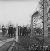 8.11.1970, Oświęcim, Polska.
Wizyta wicekanclerza i ministra spraw zagranicznych RFN Waltera Scheela (w środku, w kapeluszu i w ciemnym płaszczu) w byłym obozie koncentracyjnym. Towarzyszy mu m.in. więzień obozu, wieloletni dyrektor Muzeum w Oświęcimiu Kazimierz Smoleń (po prawej) oraz minister spraw zagranicznych Stefan Jędrychowski (1. z lewej).
Fot. Irena Jarosińska, zbiory Ośrodka KARTA