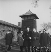 8.11.1970, Oświęcim, Polska.
Wizyta wicekanclerza i ministra spraw zagranicznych RFN Waltera Scheela (w środku, w kapeluszu i w ciemnym płaszczu) w byłym obozie koncentracyjnym. Towarzyszy mu m.in. więzień obozu, wieloletni dyrektor Muzeum w Oświęcimiu Kazimierz Smoleń (po prawej) oraz minister spraw zagranicznych Stefan Jędrychowski (1. z lewej).
Fot. Irena Jarosińska, zbiory Ośrodka KARTA