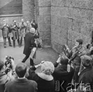 8.11.1970, Oświęcim, Polska.
Wizyta wicekanclerza i ministra spraw zagranicznych RFN Waltera Scheela w byłym obozie koncentracyjnym. Składa kwiaty przed ścianą śmierci. 
Fot. Irena Jarosińska, zbiory Ośrodka KARTA