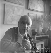 Lata 60., Warszawa, Polska.
Artysta Henryk Stażewski w swojej pracowni.
Fot. Irena Jarosińska, zbiory Ośrodka KARTA
