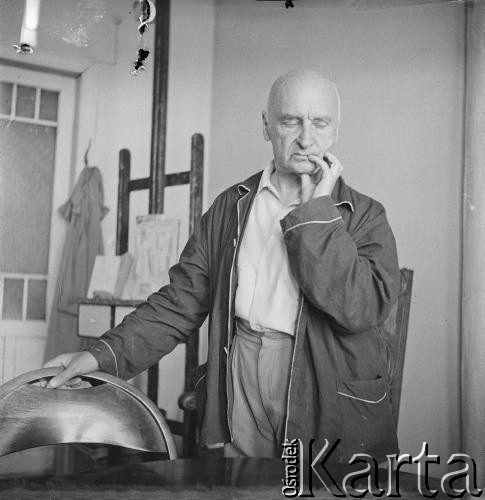Lata 60., Warszawa, Polska.
Artysta Henryk Stażewski w swojej pracowni.
Fot. Irena Jarosińska, zbiory Ośrodka KARTA