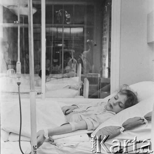 Lata 60., Warszawa, Polska.
Szpital Dziecięcy im. prof. dr. med. Jana Bogdanowicza przy ul. Niekłańskiej.
Fot. Irena Jarosińska, zbiory Ośrodka KARTA