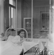 Lata 60., Warszawa, Polska.
Szpital Dziecięcy im. prof. dr. med. Jana Bogdanowicza przy ul. Niekłańskiej.
Fot. Irena Jarosińska, zbiory Ośrodka KARTA