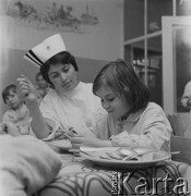 Lata 60., Warszawa, Polska.
Szpital Dziecięcy im. prof. dr. med. Jana Bogdanowicza przy ul. Niekłańskiej.
Fot. Irena Jarosińska, zbiory Ośrodka KARTA