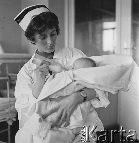 Lata 60., Warszawa, Polska.
Szpital Dziecięcy im. prof. dr. med. Jana Bogdanowicza przy ul. Niekłańskiej.
Fot. Irena Jarosińska, zbiory Ośrodka KARTA