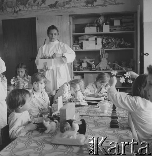 Lata 60., Warszawa, Polska.
Szpital Dziecięcy im. prof. dr. med. Jana Bogdanowicza przy ul. Niekłańskiej.
Fot. Irena Jarosińska, zbiory Ośrodka KARTA