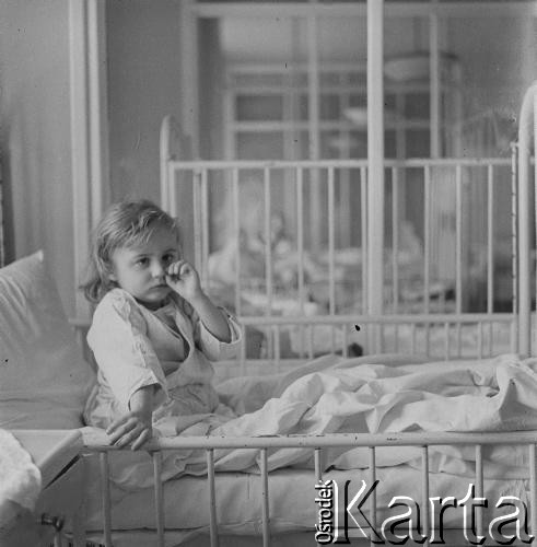 Lata 60., Warszawa, Polska.
Szpital Dziecięcy im. prof. dr. med. Jana Bogdanowicza przy ul. Niekłańskiej.
Fot. Irena Jarosińska, zbiory Ośrodka KARTA