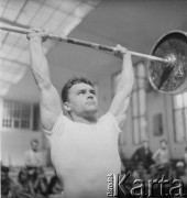 Lata 60., Warszawa, Polska.
Trening sportowców podnoszących ciężary.
Fot. Irena Jarosińska, zbiory Ośrodka KARTA