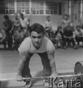 Lata 60., Warszawa, Polska.
Trening sportowców podnoszących ciężary.
Fot. Irena Jarosińska, zbiory Ośrodka KARTA