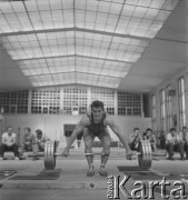 Lata 60., Warszawa, Polska.
Trening sportowców podnoszących ciężary.
Fot. Irena Jarosińska, zbiory Ośrodka KARTA