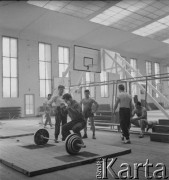 Lata 60., Warszawa, Polska.
Trening sportowców podnoszących ciężary.
Fot. Irena Jarosińska, zbiory Ośrodka KARTA