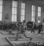 Lata 60., Warszawa, Polska.
Trening sportowców podnoszących ciężary.
Fot. Irena Jarosińska, zbiory Ośrodka KARTA