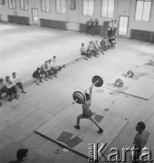 Lata 60., Warszawa, Polska.
Trening sportowców podnoszących ciężary.
Fot. Irena Jarosińska, zbiory Ośrodka KARTA