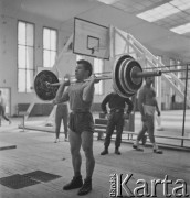 Lata 60., Warszawa, Polska.
Trening sportowców podnoszących ciężary.
Fot. Irena Jarosińska, zbiory Ośrodka KARTA