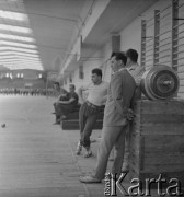 Lata 60., Warszawa, Polska.
Trening sportowców podnoszących ciężary.
Fot. Irena Jarosińska, zbiory Ośrodka KARTA