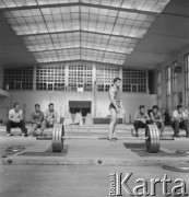 Lata 60., Warszawa, Polska.
Trening sportowców podnoszących ciężary.
Fot. Irena Jarosińska, zbiory Ośrodka KARTA