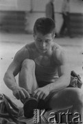 Lata 60., Warszawa, Polska.
Trening sportowców podnoszących ciężary.
Fot. Irena Jarosińska, zbiory Ośrodka KARTA